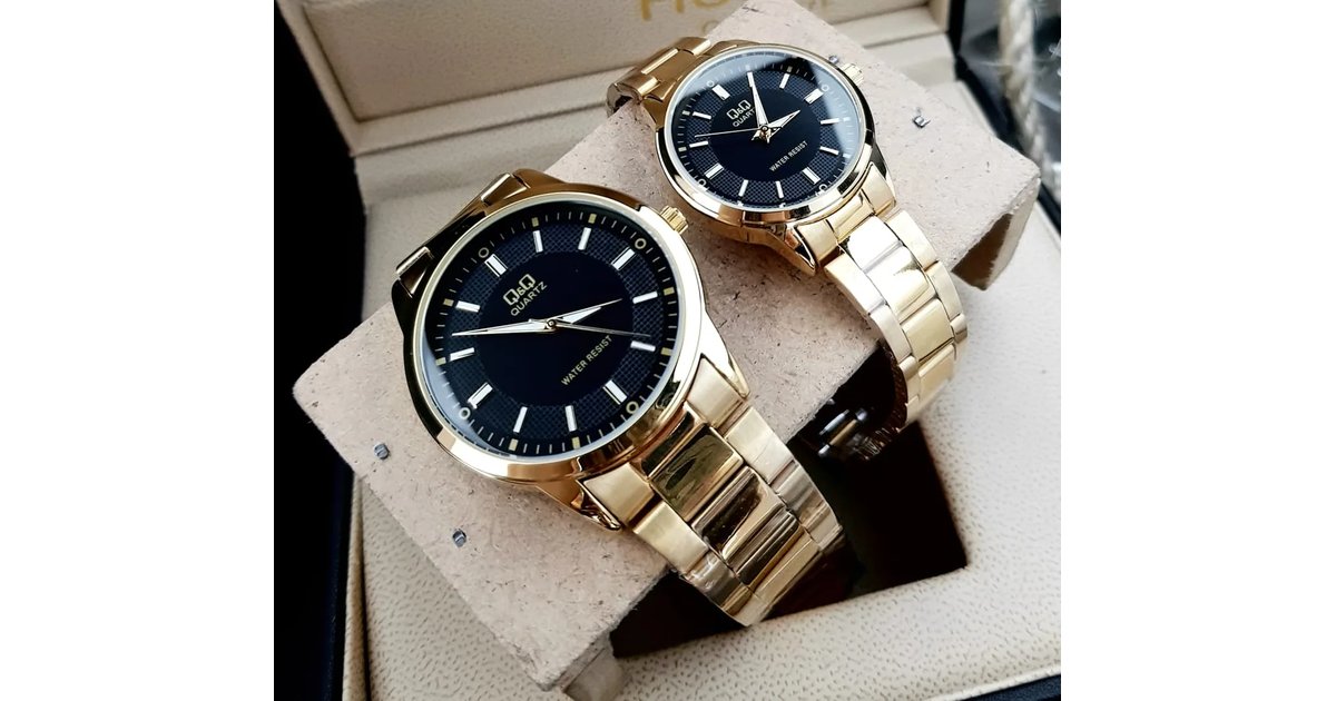 Combo Relojes Pareja Duo QQ Acero Quartz - Un Hermoso Regalo a la Elegancia - Dorado/Negro