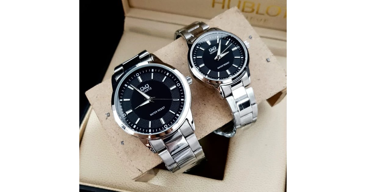 Combo Relojes Pareja Duo QQ Acero Quartz - Un Hermoso Regalo a la Elegancia - Plateado/Negro
