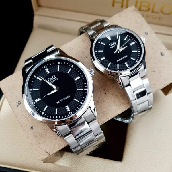 Combo Relojes Pareja Duo QQ Acero Quartz – Un Hermoso Regalo a la Elegancia – Plateado/Negro