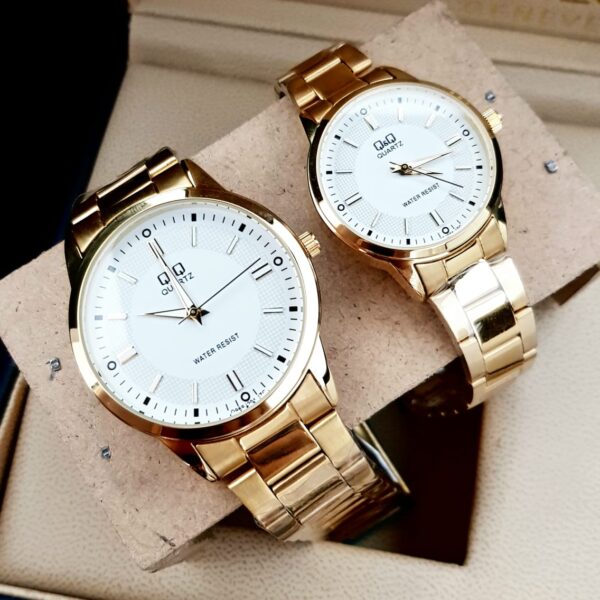 Combo Relojes Pareja Duo Q Q Acero Quartz – Un Hermoso Regalo a la Elegancia – Dorado/Blanco